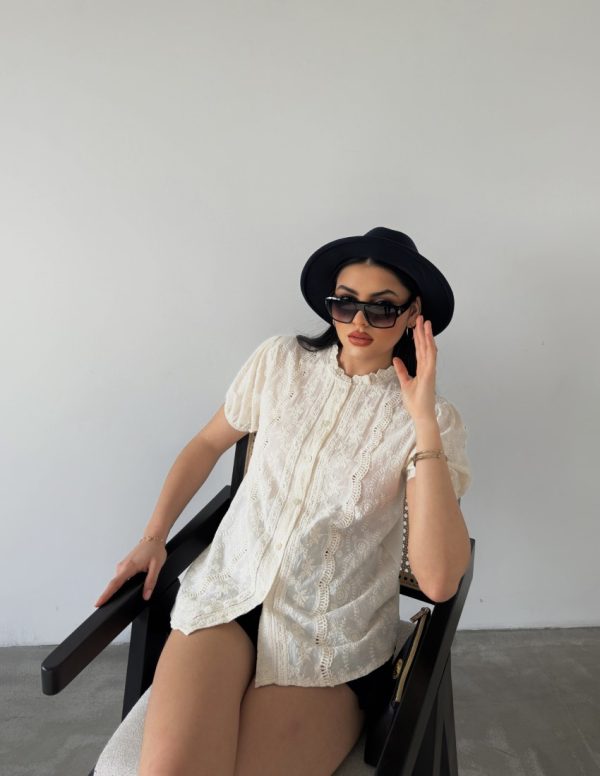 Kısa Kollu Vual Güpür Detaylı Bluz