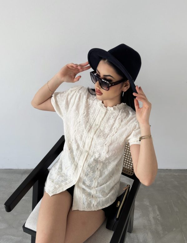 Kısa Kollu Vual Güpür Detaylı Bluz